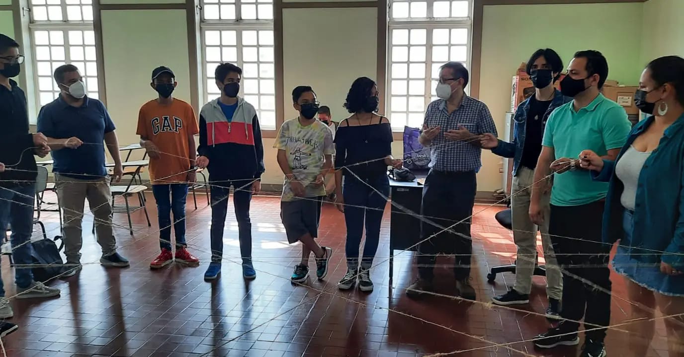 grupo de estudiantes en actividad formativa